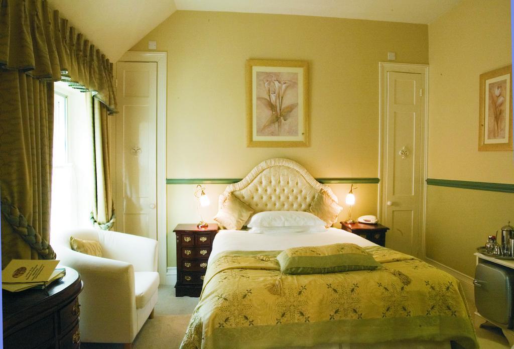 La Fleur De Lys Hotel Shaftesbury Room photo
